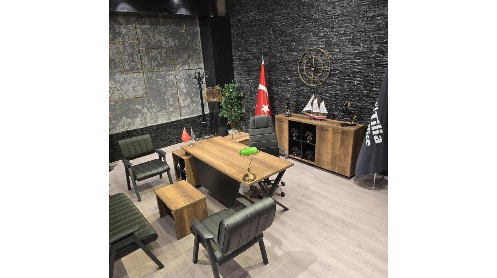 X ayaklı endüstriyel yönetici masa takımı, doğal ahşap dokulu yüzeyler ve mat siyah metal ayaklar ile modern ofis ortamında sergileniyor.